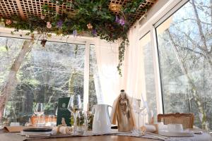 阿瓦隆Le Moulin Des Ruats的一张餐桌,享有窗户的景色