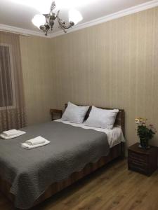 西格纳吉Guest house Babaka的一间卧室配有一张床,上面有两条毛巾
