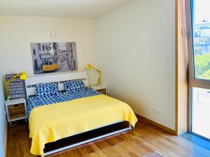 阿祖拉拉Sea, Surf and Sun的一间卧室配有一张黄色床罩的床