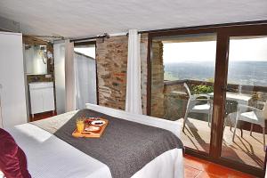 蒙萨拉什Casa D’ Santiago的一间卧室配有一张床,上面放着一个食物托盘