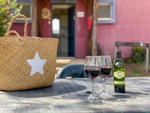 Mizra‘Mizra Guest House的一张桌子,上面放着两杯葡萄酒和一包钱包