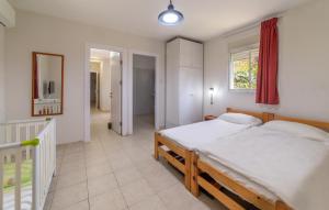 Mizra‘Mizra Guest House的一间卧室设有一张大床和一个走廊