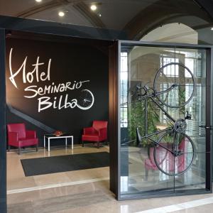 德里奥Hotel Seminario Aeropuerto Bilbao的一辆自行车在商店的窗口里显示