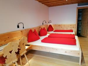 韦尔图尔诺霍芬霍芬农家乐的一间卧室配有两张带红色枕头的床