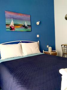 斯卡拉卡伦尼斯Nancy Rooms的一间卧室配有一张蓝色墙壁的床
