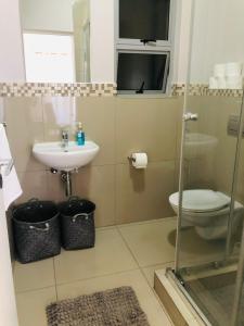 德班Umhlanga Ridge self-catering apartment的一间带卫生间和水槽的浴室