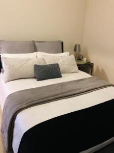 德班Umhlanga Ridge self-catering apartment的一张大床,上面有两个枕头