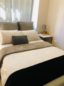 德班Umhlanga Ridge self-catering apartment的一间卧室配有一张大床和两个枕头