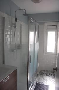 拉科鲁尼亚El Apartamento de Marta的带淋浴的浴室和玻璃门