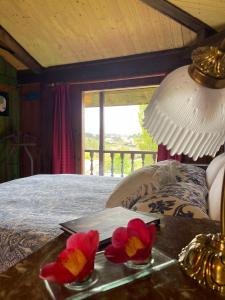 QuintuelesSon de Mar Hotel rural & Apartamento的一间卧室配有一张带鲜花桌的床