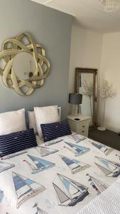 安布尔On The Harbour - unrivalled views of Amble's harbour and estuary的一间卧室配有一张带蓝色和白色床单的床。
