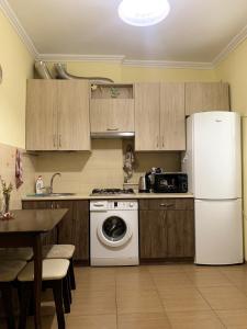 利沃夫Homey apartment on Vicheva Str.的厨房配有白色冰箱和洗碗机。