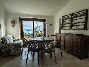 特拉西梅诺湖畔帕西尼亚诺Di Colle in Colle - Agriturismo的厨房配有桌椅和窗户。