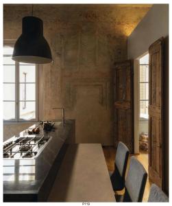 曼托瓦Appartamento affrescato 180mq in palazzo del 600 a Mantova的厨房配有炉灶和台面