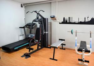 巴塞罗那伯特伦公寓酒店的一间带跑步机的健身房