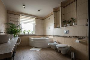 耶莱尼亚古拉ApartsW241的带浴缸、卫生间和盥洗盆的浴室