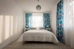 耶莱尼亚古拉ApartsW241的白色的卧室设有床和窗户