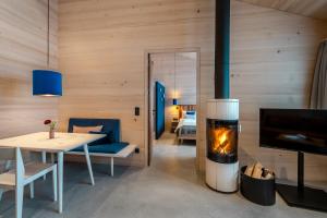 埃格Fuchsegg Eco Lodge的带壁炉的客厅和用餐室