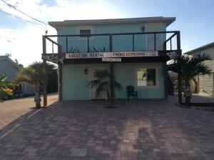 迈尔斯堡海滩Fort Myers Beach House-on a canal的一座带阳台的建筑