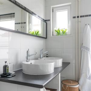 AxelSuite 16的白色的浴室设有两个盥洗盆和镜子