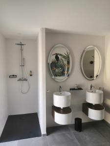 RatenelleLa Lézardine的浴室设有2个水槽和镜子