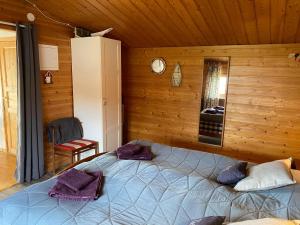 BromöllaRusthållaregården i Edenryd的小木屋内一间卧室,配有一张床