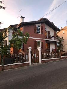 PeglioLa vedetta del Montefeltro的棕色和白色的房屋,设有木栅栏