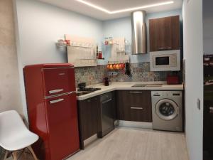 阿维拉Los Tres Monos的厨房配有红色冰箱和洗衣机