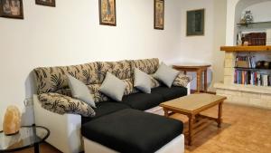 FrailesAlojamiento Árdales的客厅配有沙发和桌子
