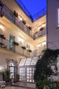 卡塞塔卡瑟迷人酒店的大型建筑设有两个阳台和庭院