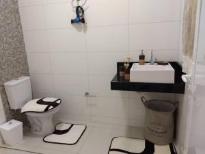 伊瓜苏Cantinho da Florzinha的白色的浴室设有水槽和卫生间。