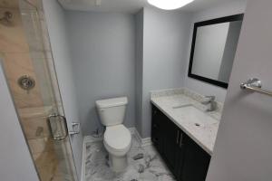 阿贾克斯Prestige Accommodation Self-contained 2 Bedrooms Suite的浴室配有卫生间、淋浴和盥洗盆。