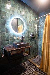 惠灵顿The Intrepid Hotel的一间带水槽和镜子的浴室