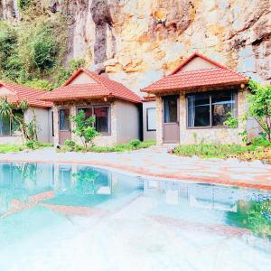 宁平Trang An Peaceful Homestay的山前带游泳池的房子