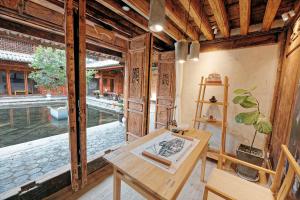 大理大理甲科第文化民宿的木制客房设有桌子和窗户。