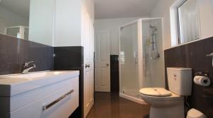 北帕默斯顿卡拉马尔汽车旅馆的浴室配有卫生间、盥洗盆和淋浴。