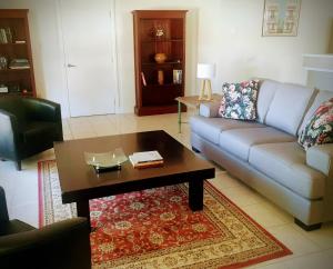 AngastonAngaston Lodge的带沙发和咖啡桌的客厅