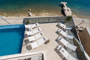 斯拉诺Ville Sol Del Mar的游泳池畔躺椅的顶部景致