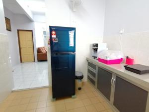 大港YITOM Homestay易通民宿的带台面的厨房内的蓝色冰箱