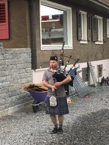 诺特维尔弗里多住宿加早餐旅馆的手持乐器的 ⁇ 子中的男人