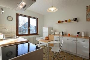 于纳维Le Verger - Maison de vacances Route des Vins的厨房配有水槽和桌椅