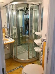 卡普里Villa Guya的一间带卫生间的浴室内的玻璃淋浴间
