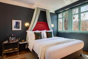 第比利斯Communal Hotel Plekhanovi的一间卧室配有一张大床和红色床头板