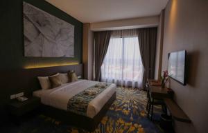 马西D ELEGANCE GRAND BANDAR SERI ALAM的酒店客房设有床和窗户。