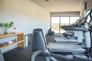 维琪奥港Le Balamina的一个带有氧器材的健身房,位于一个窗户的房间