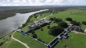 De Hoop Nature ReserveDe Hoop Collection - Opstal Houses的享有河边房屋的空中景致