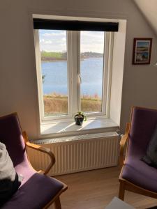 诺德堡伯格捷嘉德住宿加早餐酒店的客房设有一个享有水景的窗户。