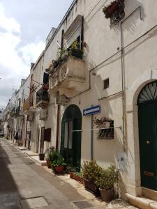 奥斯图尼Casa Meravigliosa的街道边有植物的建筑
