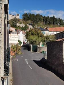 勒凯拉Gîte Le Barry的城里一条街道,在建筑物上标有标志