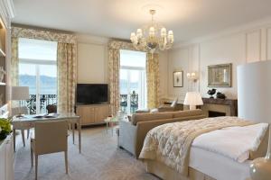 洛桑洛桑美岸皇宫大酒店的一间卧室设有一张床和一间客厅。
